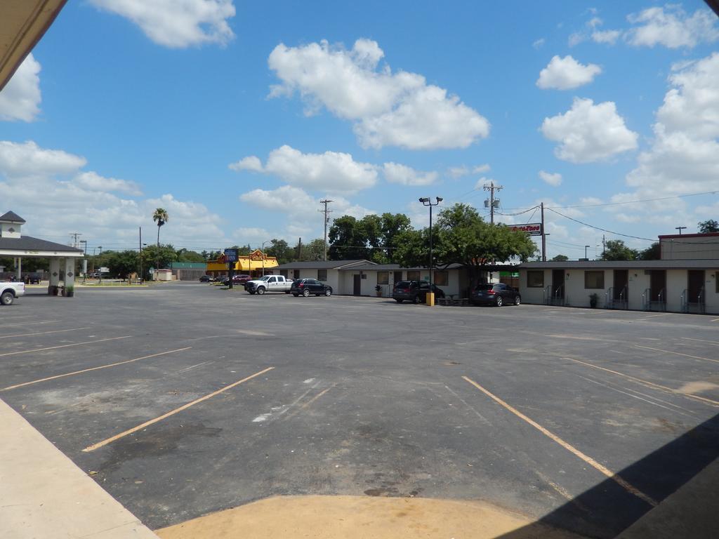 Executive Inn Pearsall Exterior foto