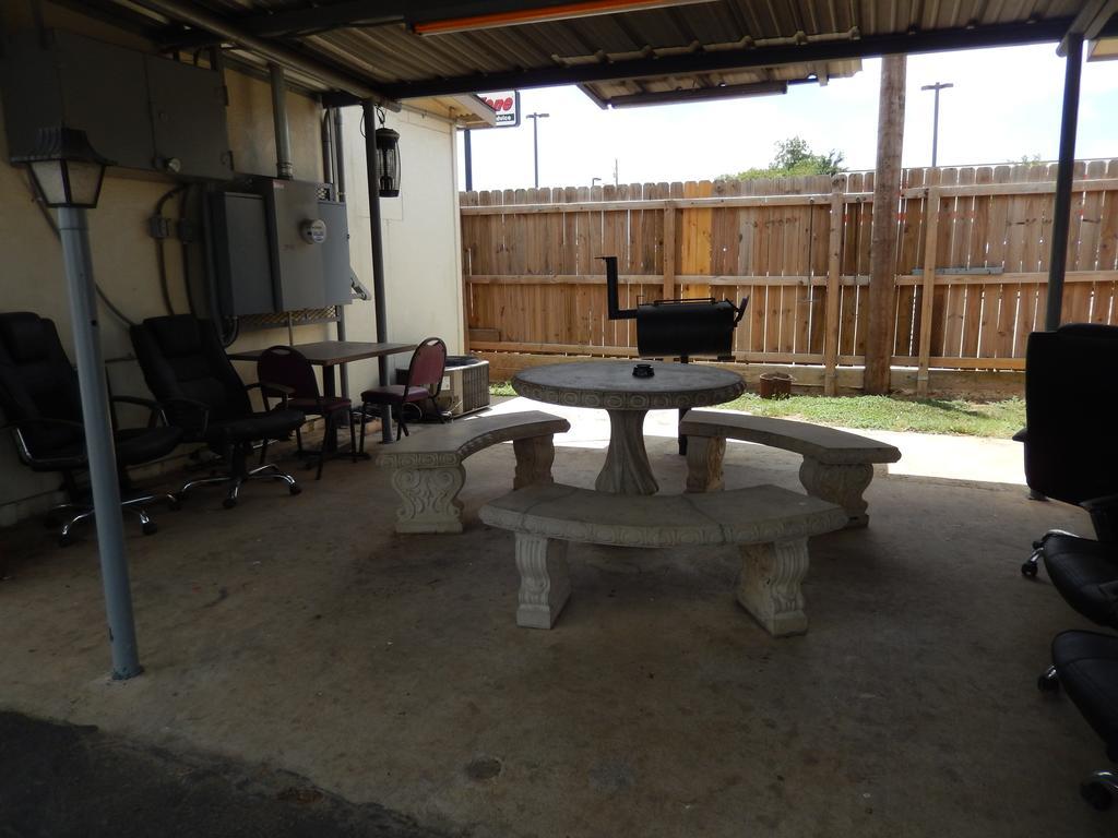 Executive Inn Pearsall Exterior foto
