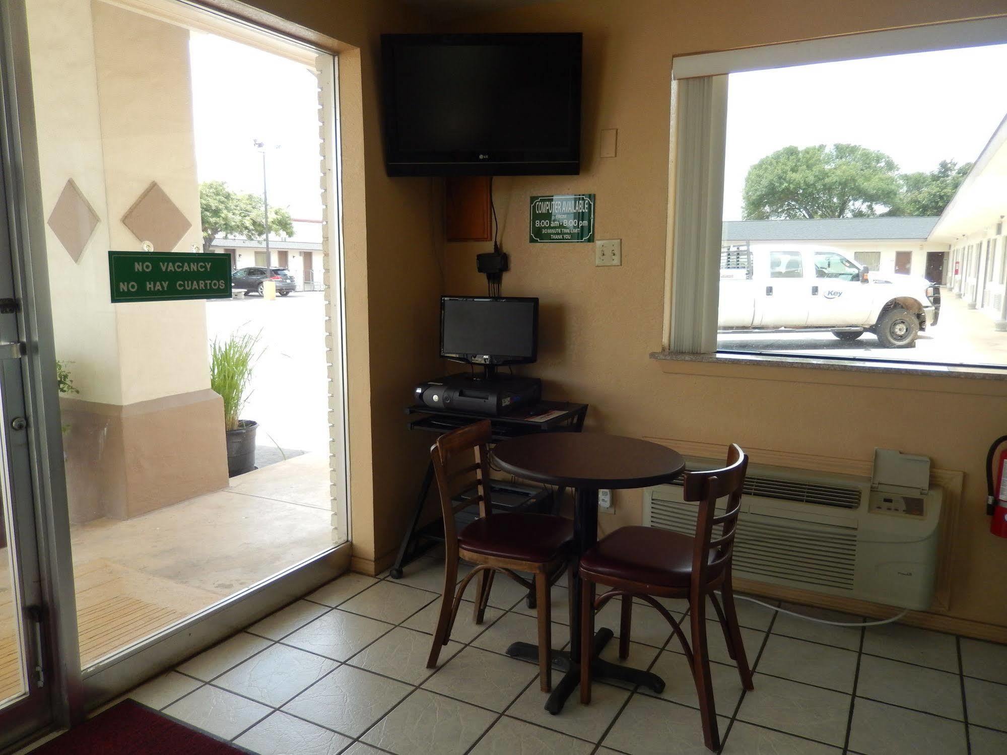 Executive Inn Pearsall Exterior foto