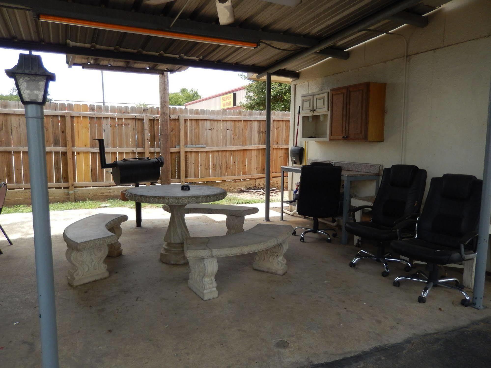 Executive Inn Pearsall Exterior foto