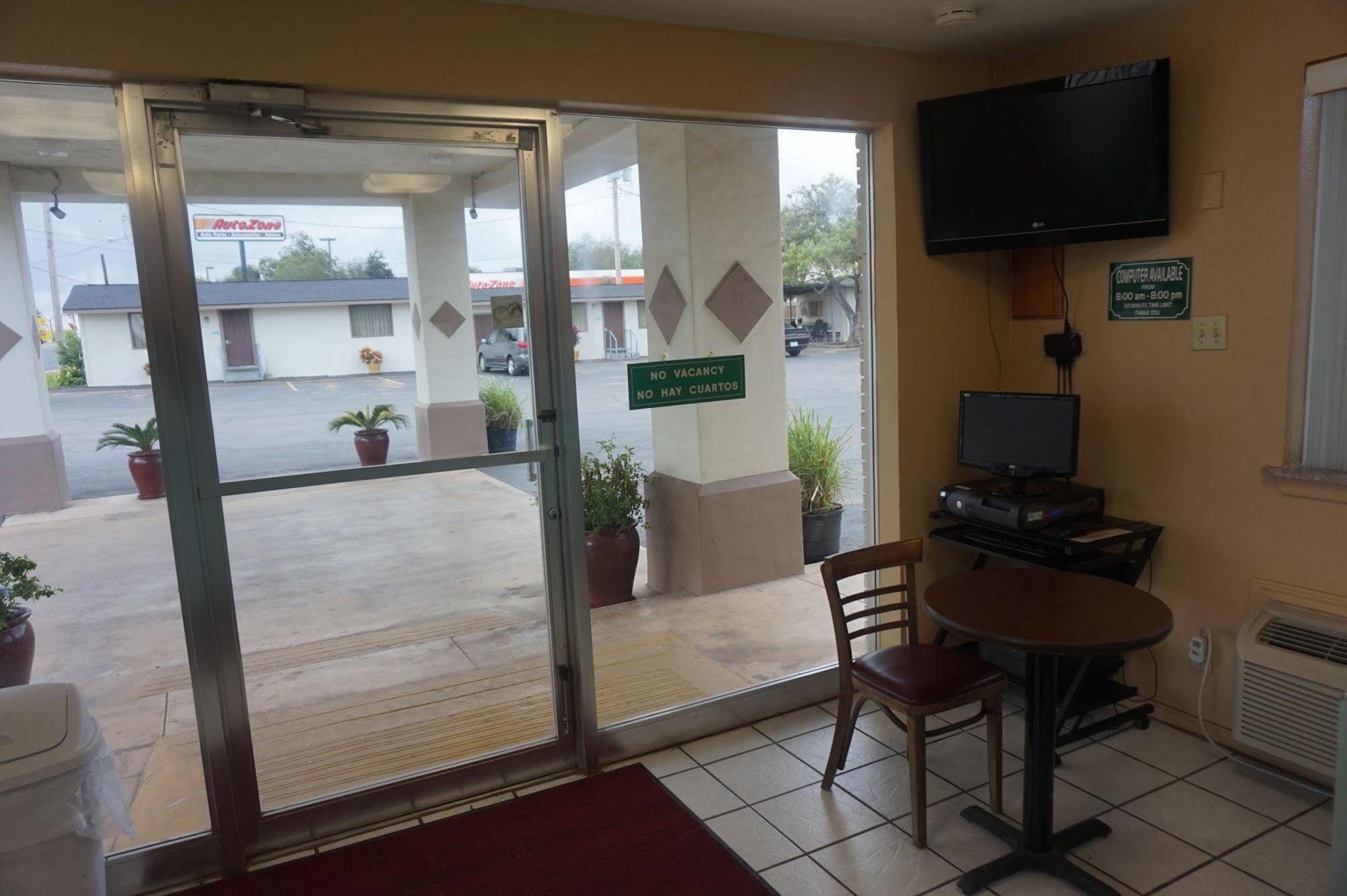 Executive Inn Pearsall Exterior foto
